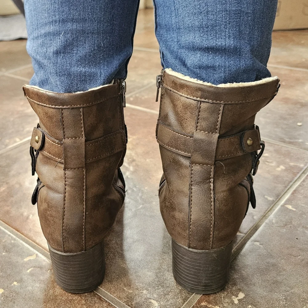 Bearpaw Boots - Style 1920-Felicity - Size 8.5 - Picture 13 of 14